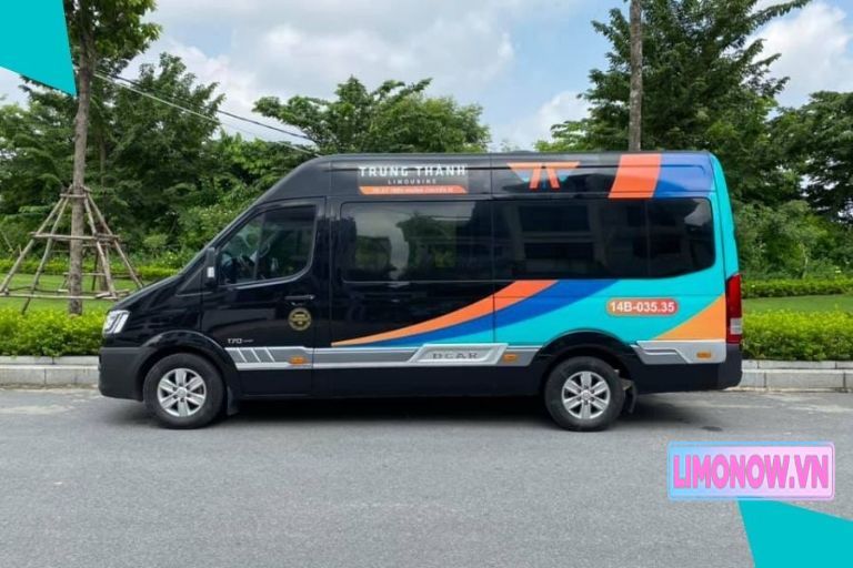 Dàn xe limousine đỏ đậu trước Bảo tàng Quảng Ninh