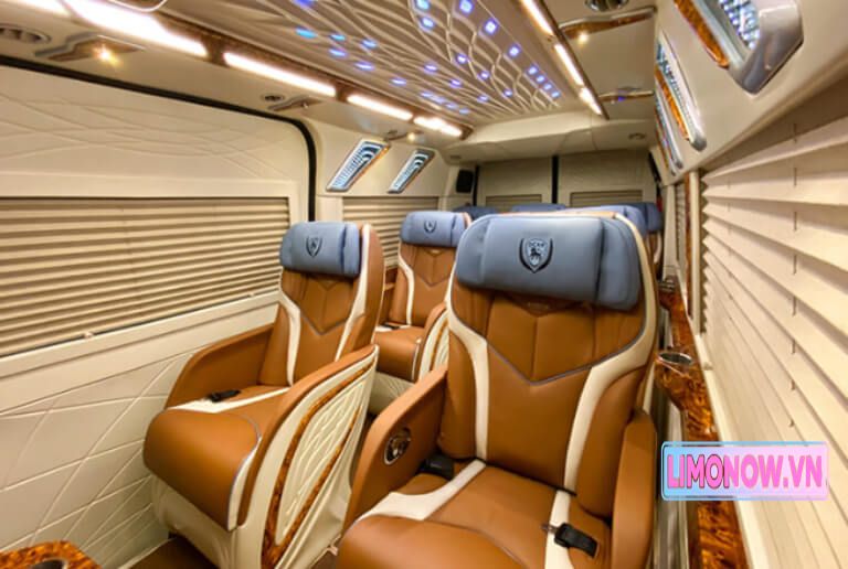 Xe limousine Ford Transit sang trọng màu đen với nội thất da cao cấp, phục vụ tuyến Huế Hà Tĩnh