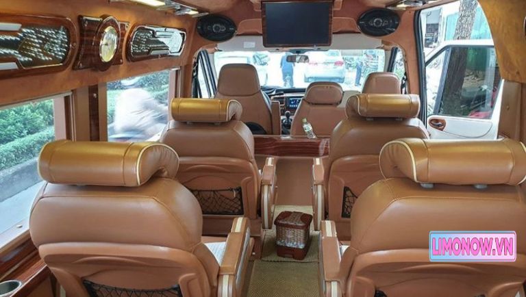 Nội thất xe khách limousine sang trọng với ghế bọc da cao cấp và tiện nghi hiện đại