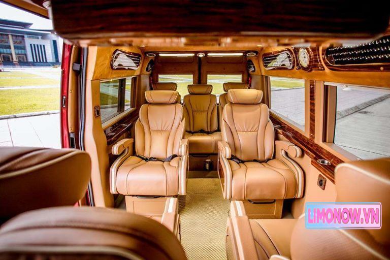 Xe limousine đen sang trọng, nội thất tiện nghi, sẵn sàng phục vụ tuyến Quảng Ninh Bắc Ninh