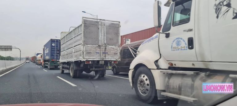 Xe tải chở hàng hóa trên đường cao tốc, minh họa cho dịch vụ vận chuyển liên tỉnh