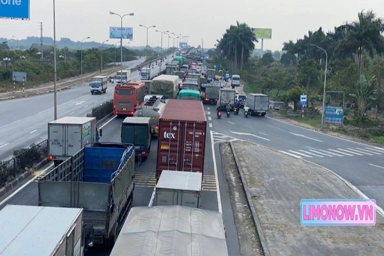 Toàn cảnh trên cao một khu đô thị sầm uất với đường cao tốc, dòng sông và các dãy nhà phố thương mại hiện đại