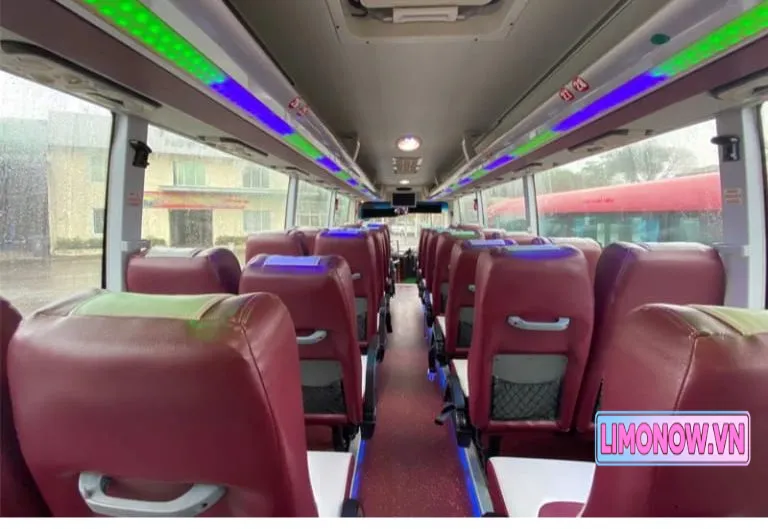 Nội thất xe limousine giường nằm cao cấp với ghế da màu đỏ đô và hệ thống đèn LED trang trí hiện đại