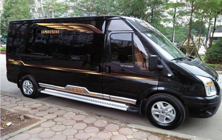 Xe limousine DCAR Solati trắng trên đường, phục vụ tuyến Hà Nội Vân Đồn
