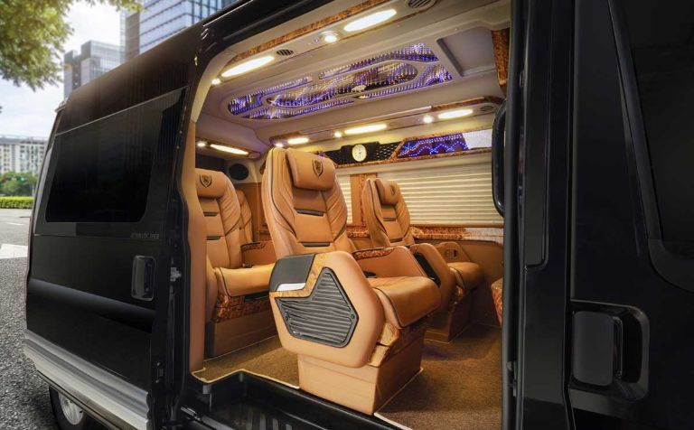 Xe limousine màu đen sang trọng đang mở cửa, lộ nội thất cao cấp trên đường