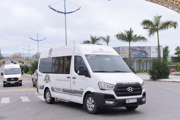 Xe limousine Ford Transit đen cao cấp cho tuyến Hà Nội Vân Đồn