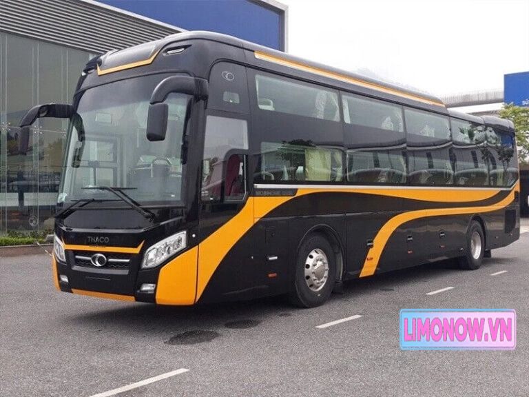 Nội thất xe limousine giường nằm cao cấp với ghế da màu nâu sang trọng, tiện nghi cho hành trình dài từ Quảng Ninh đến Lào Cai, Sapa.