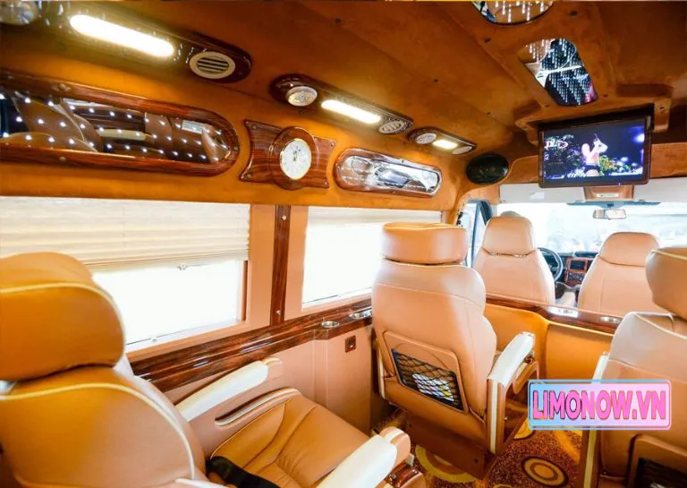 Nội thất xe limousine sang trọng với ghế da cao cấp trên tuyến Vũng Tàu sân bay