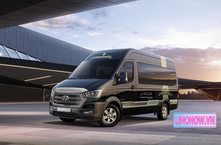 Hành khách đeo khẩu trang lên tàu. Phòng ngừa dịch bệnh COVID-19, nhân viên kiểm tra giấy tờ trước khi lên tàu.