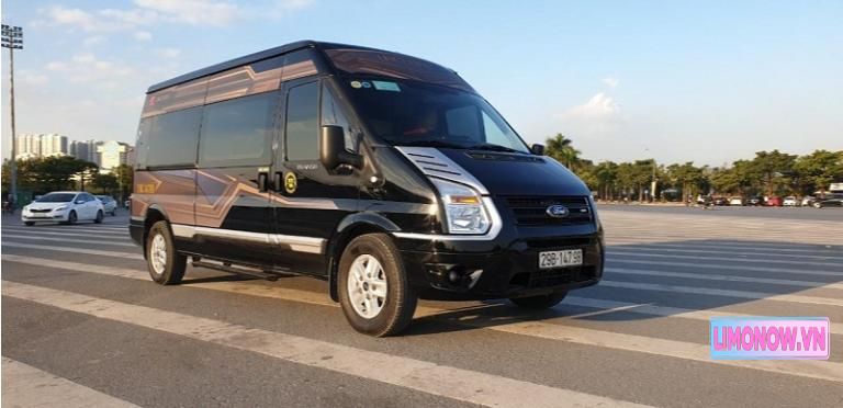 Xe limousine Anh Linh Ford Transit màu đen trên đường phố