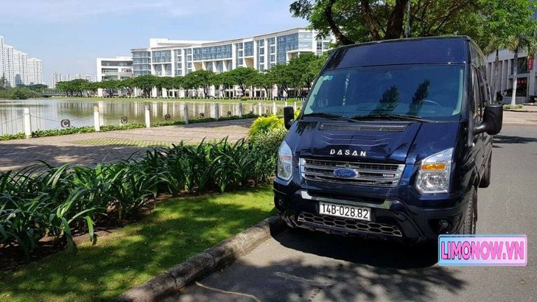 Xe limousine Ford Transit màu xanh đậu cạnh hồ, dịch vụ vận chuyển Bảo Lộc – Sài Gòn