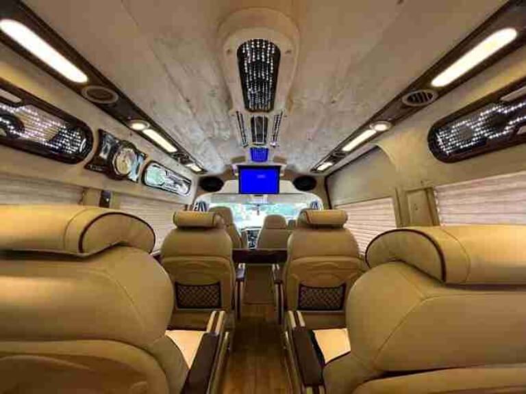 Xe Ford Transit Limousine đen của Xe Anh Vũ, nội thất sang trọng, phục vụ tuyến Gia Lai – Đà Nẵng.