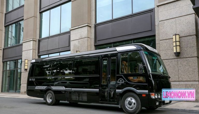 Xe Ford Transit Bình Hoài limousine màu bạc tại bến