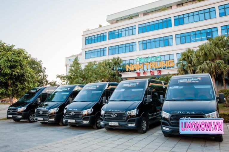 Xe Limousine Ford Transit màu đen của Green Limo với nội thất ghế da sang trọng, đậu bên đường