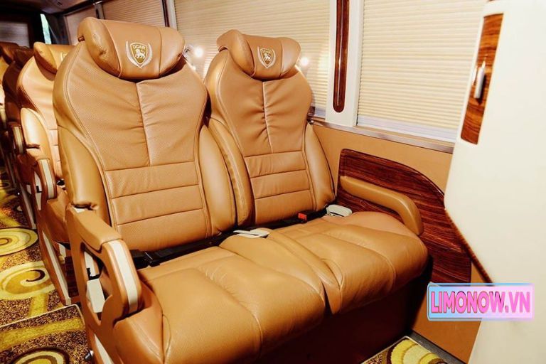 Nội thất xe limousine sang trọng của Xe Cẩm Vân với ghế da cao cấp và tiện nghi hiện đại, phục vụ tuyến Đà Nẵng