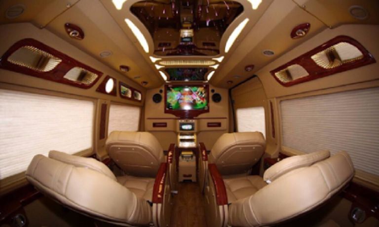 Hình ảnh xe khách Ford Transit Limousine màu đen