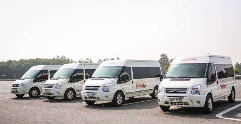 Nội thất xe khách Cường Long sang trọng với ghế da màu nâu cao cấp, đèn trần trang trí đẹp mắt và các tiện ích hiện đại.