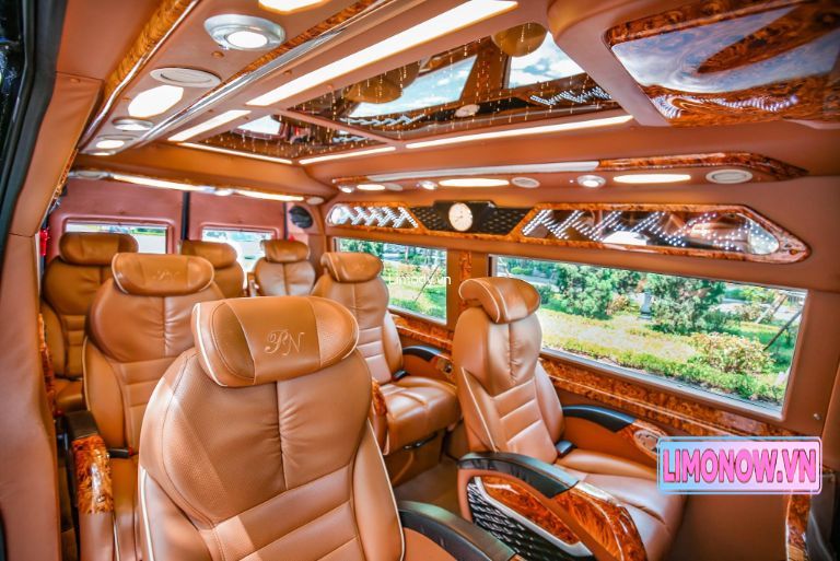 Xe khách G5 Mobihome màu đỏ và đoàn xe trên tuyến Sài Gòn - Mũi Né