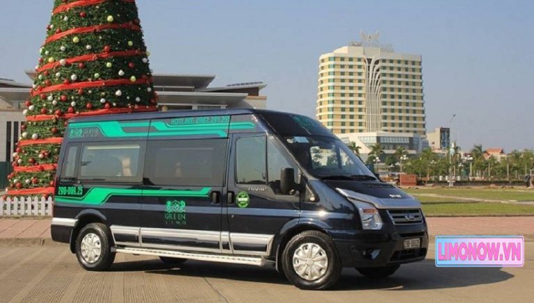 Giao thông đường phố Việt Nam với ô tô, taxi, xe buýt và người đi đường