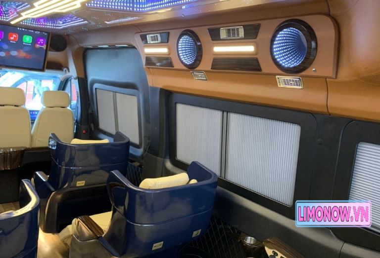 Xe limousine Giáp Diệp màu đen sang trọng đậu trước tòa nhà hiện đại