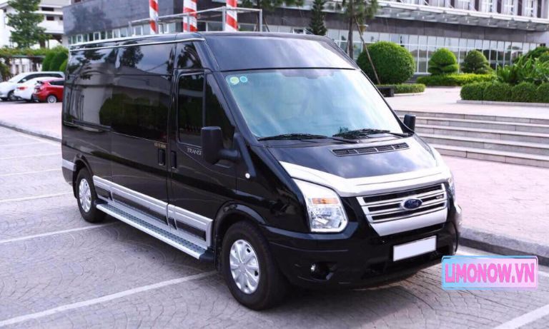 Xe khách giường nằm màu đỏ FUTA Bus Lines Tracomeco tại bến xe Đà Lạt