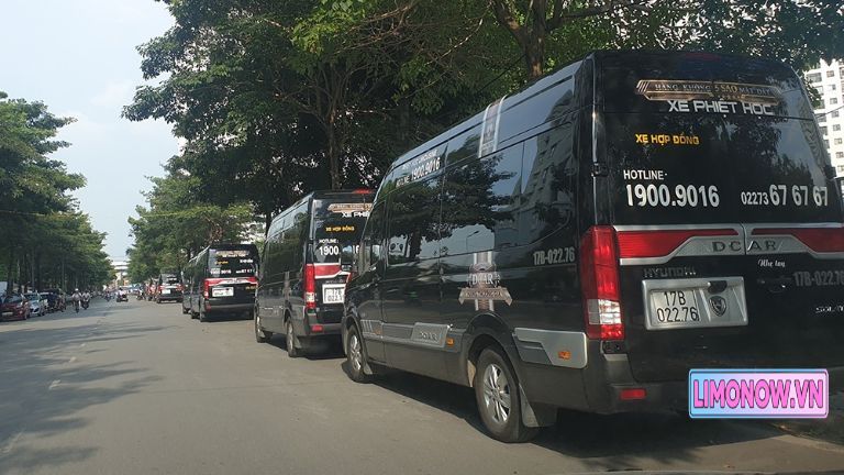 Xe Limousine Ford Transit đen sang trọng