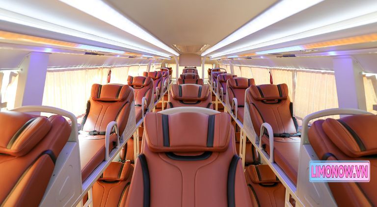 Nội thất xe limousine Hà My sang trọng với ghế da nâu tiện nghi