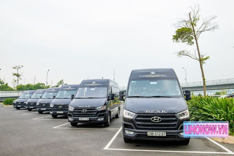 Xe khách limousine Hyundai Solati DCar màu trắng trên đường, có thể là xe của Hey Travel chạy tuyến Hà Nội Quảng Bình.