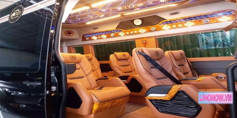 Xe khách Thaco County màu trắng đỏ, xe limousine đưa đón khách