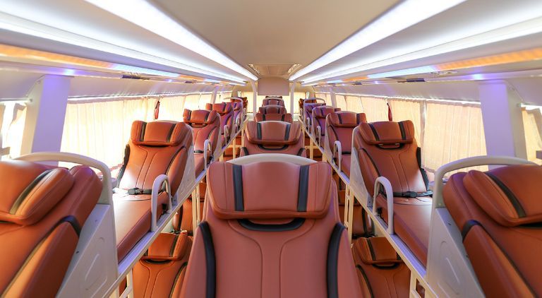 Nội thất xe khách limousine sang trọng với ghế da và đèn trần tinh tế