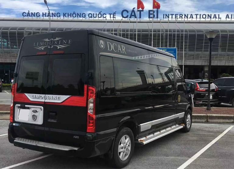Xe limousine DCar màu đen đậu tại sân bay Cát Bi