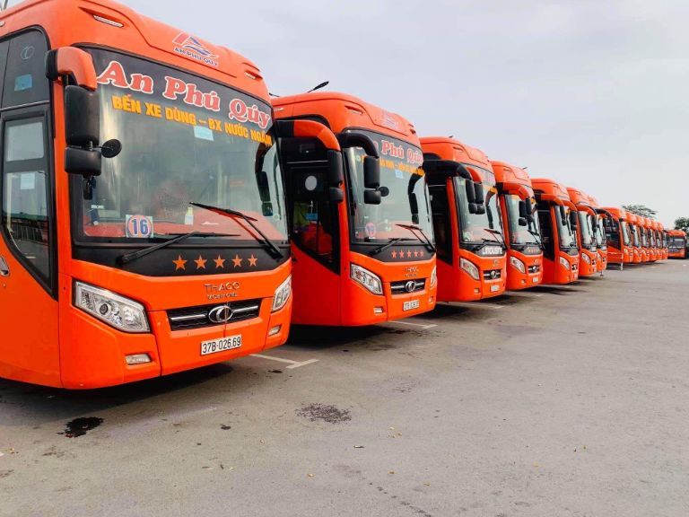 Xe khách Tuan Anh màu xanh đỗ bên đường