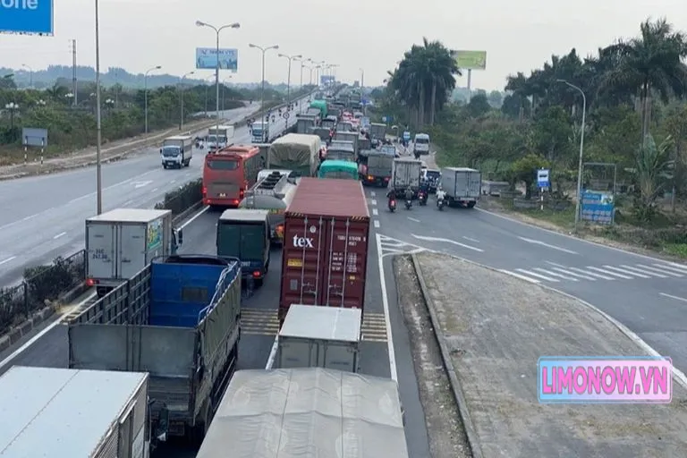 Hình ảnh tắc đường trên cao tốc với nhiều xe tải và xe buýt