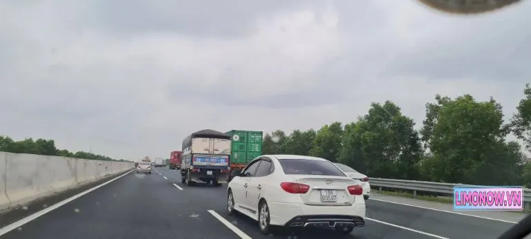 Giao thông đông đúc trên đường cao tốc với ô tô và xe tải, minh họa tuyến đường vận chuyển hành khách và hàng hóa