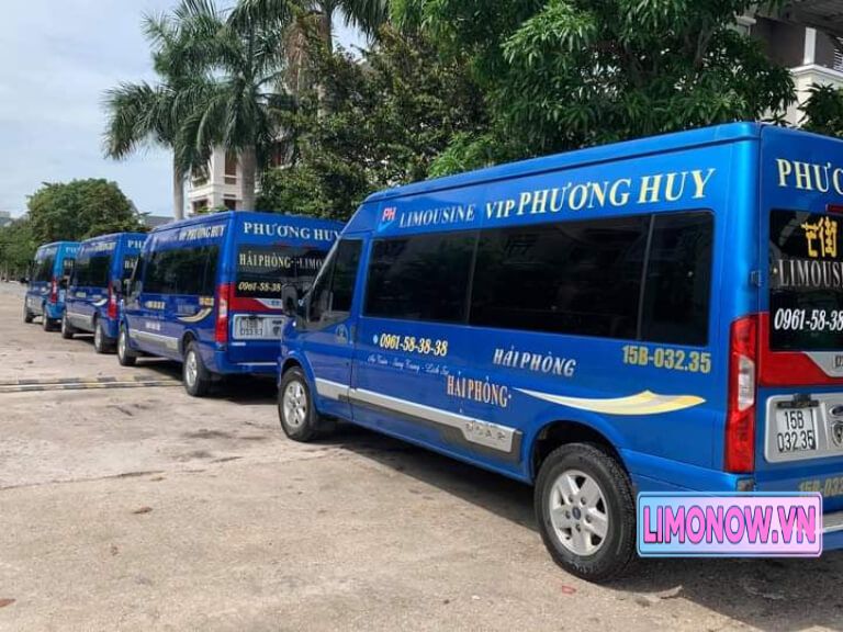Dòng xe khách limousine trắng của Khai Phát đỗ ven đường, sẵn sàng phục vụ tuyến Hà Nội – Lào Cai