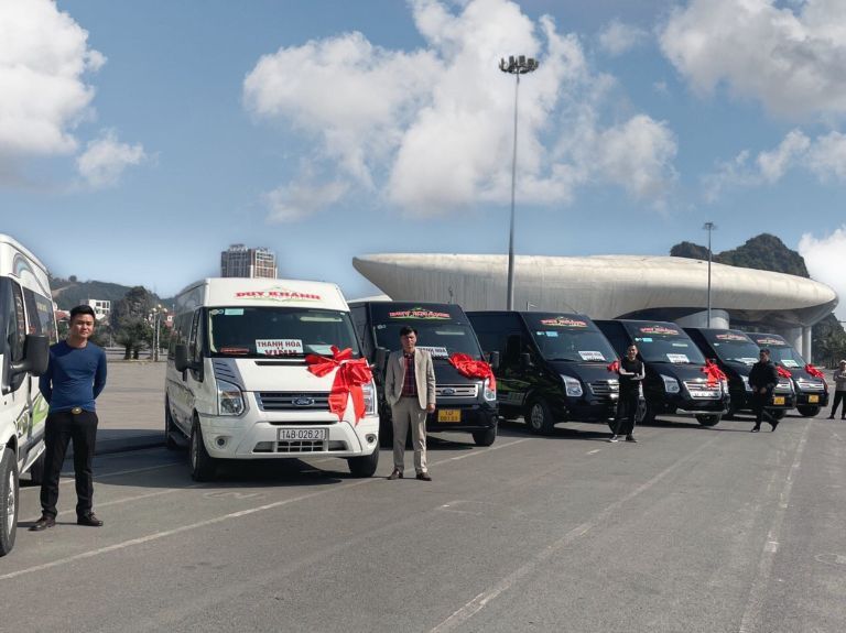 Xe ô tô xếp hàng tại sân bay Nội Bài