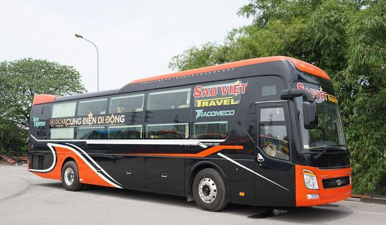 Xe khách Ford Transit màu bạc