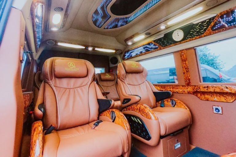 Xe GREEN LIMO Hà Nội – Hà Tĩnh, trang trí Giáng sinh, tòa nhà cao tầng