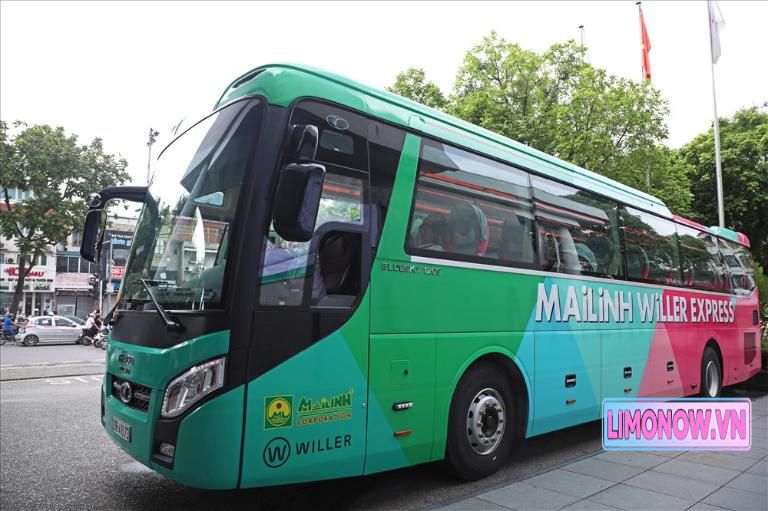 Xe khách Mai Linh Express màu hồng xanh đậu trước tòa nhà công ty