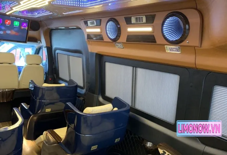 Nội thất xe limousine sang trọng với ghế da cao cấp, hệ thống đèn LED hiện đại và màn hình giải trí