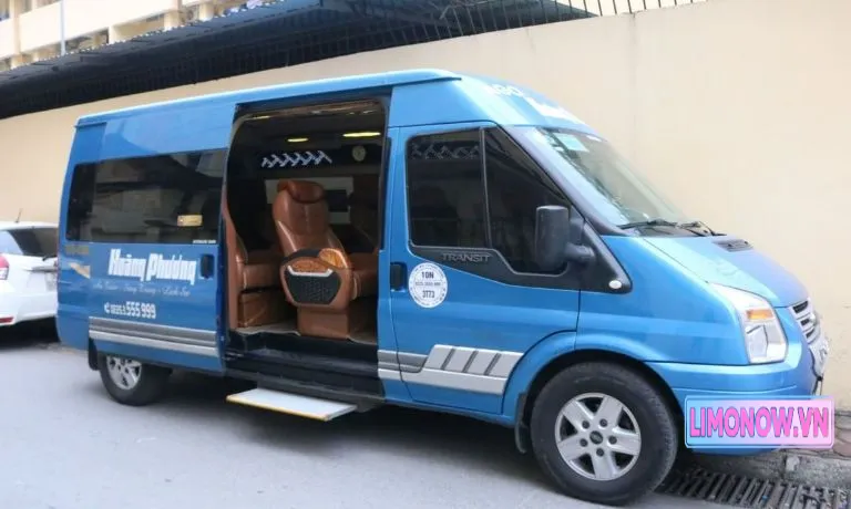 Xe limousine Ford Transit màu xanh của nhà xe Hoàng Phương
