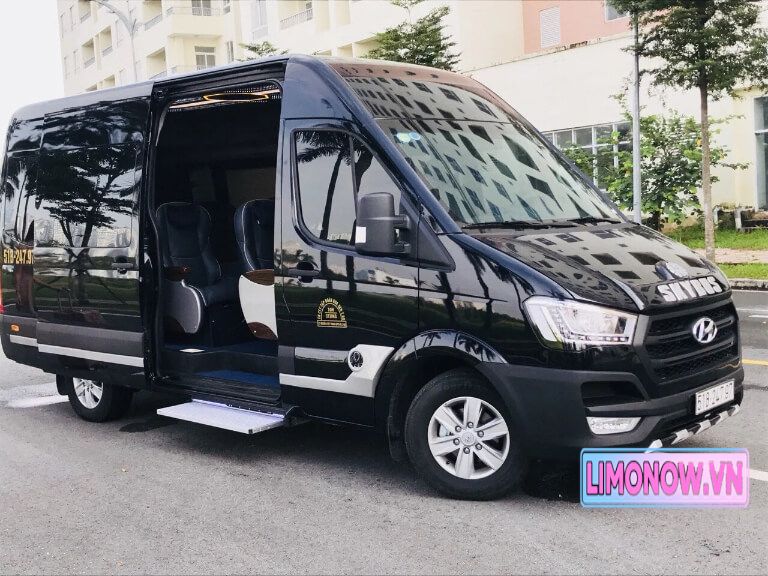 Xe Hyundai Solati Limousine màu đỏ của Skybus