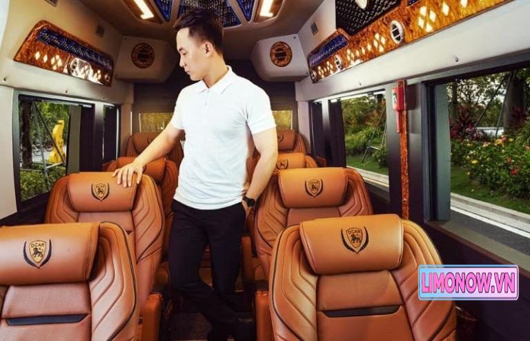 Hành khách đeo khẩu trang lên tàu, phù hợp cho tin tức du lịch