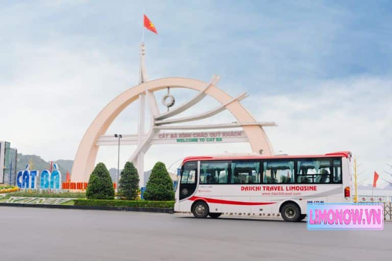 Gia đình hạnh phúc được nhân viên Minh Anh Limousine hỗ trợ hành lý