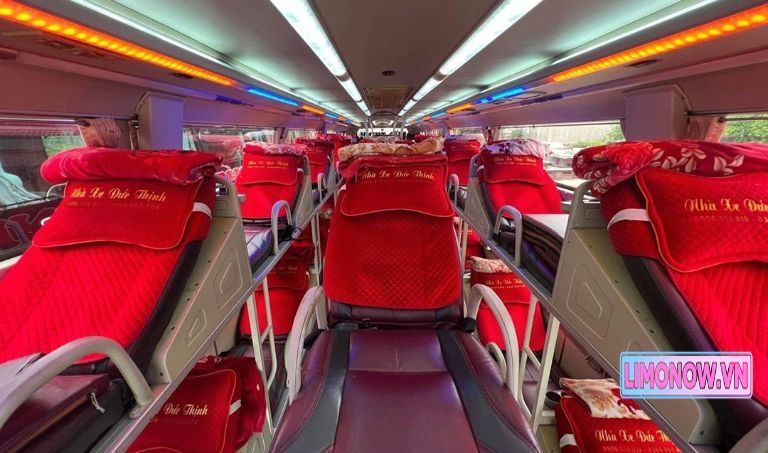 Xe limousine Dcar X4 Plus màu đen với cửa trượt mở và nội thất sang trọng