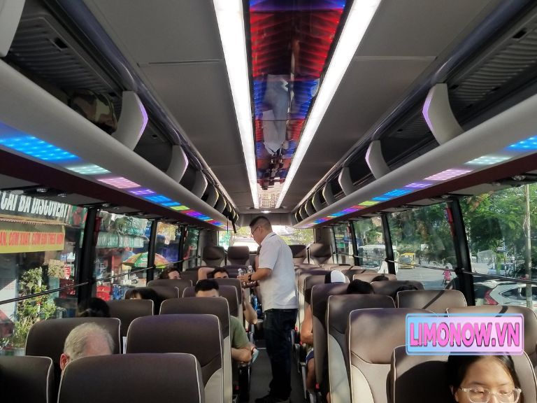 Nội thất xe limousine cao cấp màu đen, ghế da màu nâu sang trọng với đèn LED trang trí