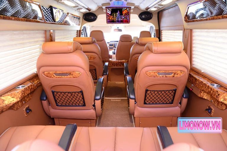 Nội thất sang trọng của xe limousine Đồng Hành với ghế da và trang trí gỗ