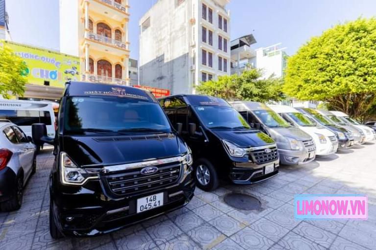 Xe Đồng Hành limousine và xe khách tại cổng Chùa Ba Vàng, phục vụ tuyến Đà Nẵng Đông Hà.