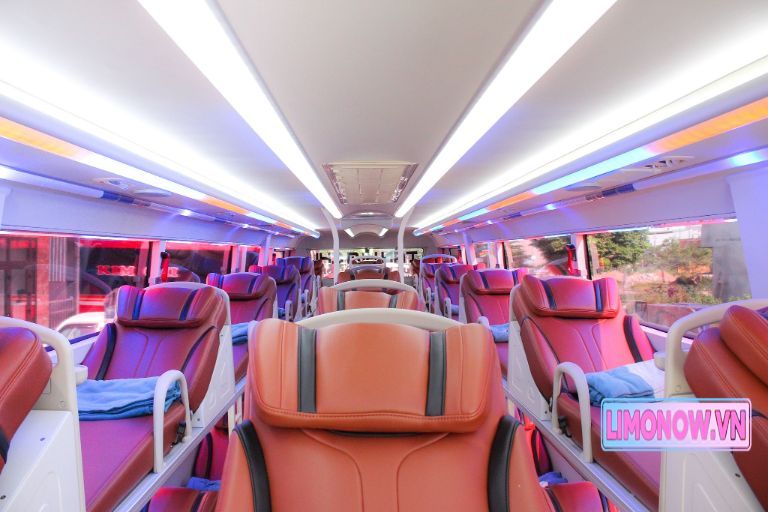 Nội thất xe limousine sang trọng của Xe Đông Hưng đi Bình Thuận, ghế da cao cấp, trang trí gỗ và màn hình giải trí