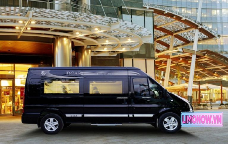 Nội thất xe limousine Pháp Việt sang trọng với ghế da cao cấp và hệ thống đèn trần hiện đại.